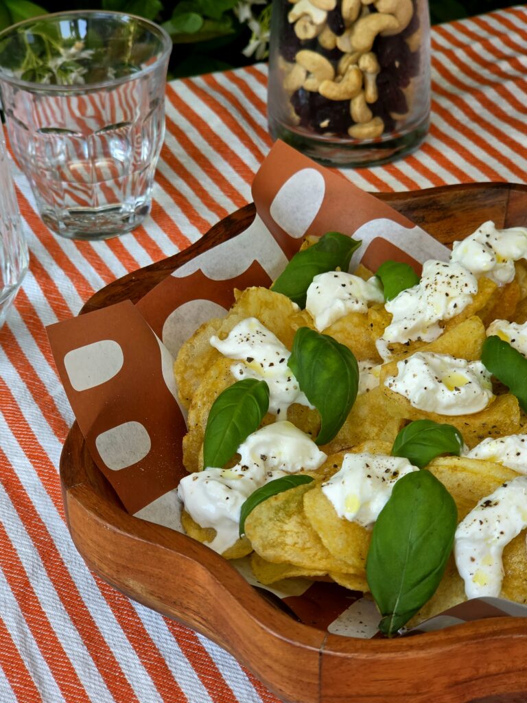 Loaded chips met burrata en basilicum