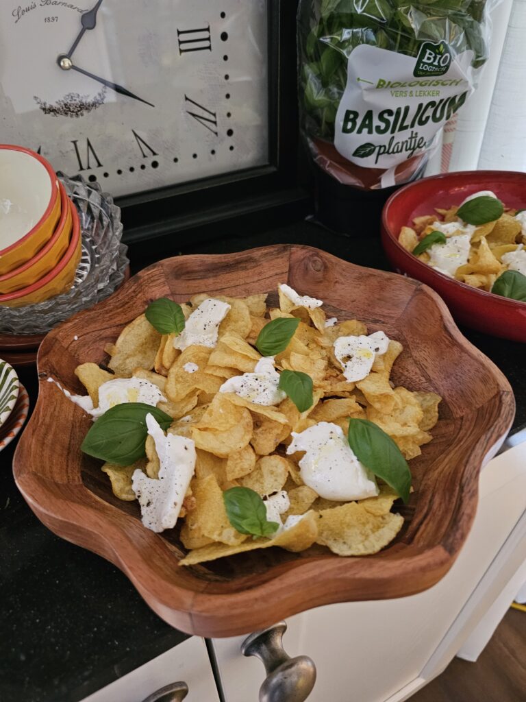 Chips met burrata en basilicum
