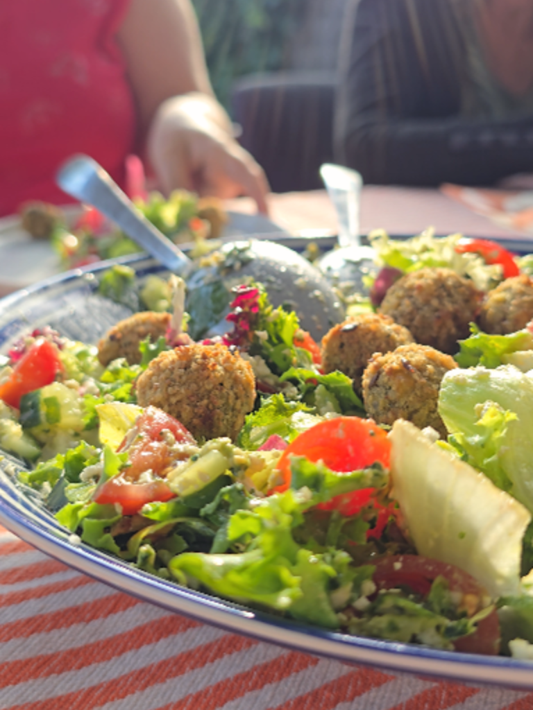 Falafelsalade met feta en pesto