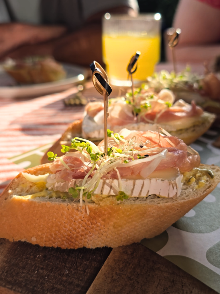 Pincho brie en jamon