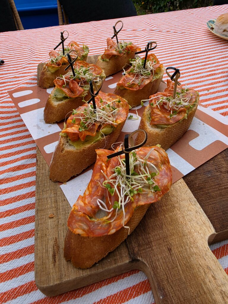 Pinchos guacamole chorizo